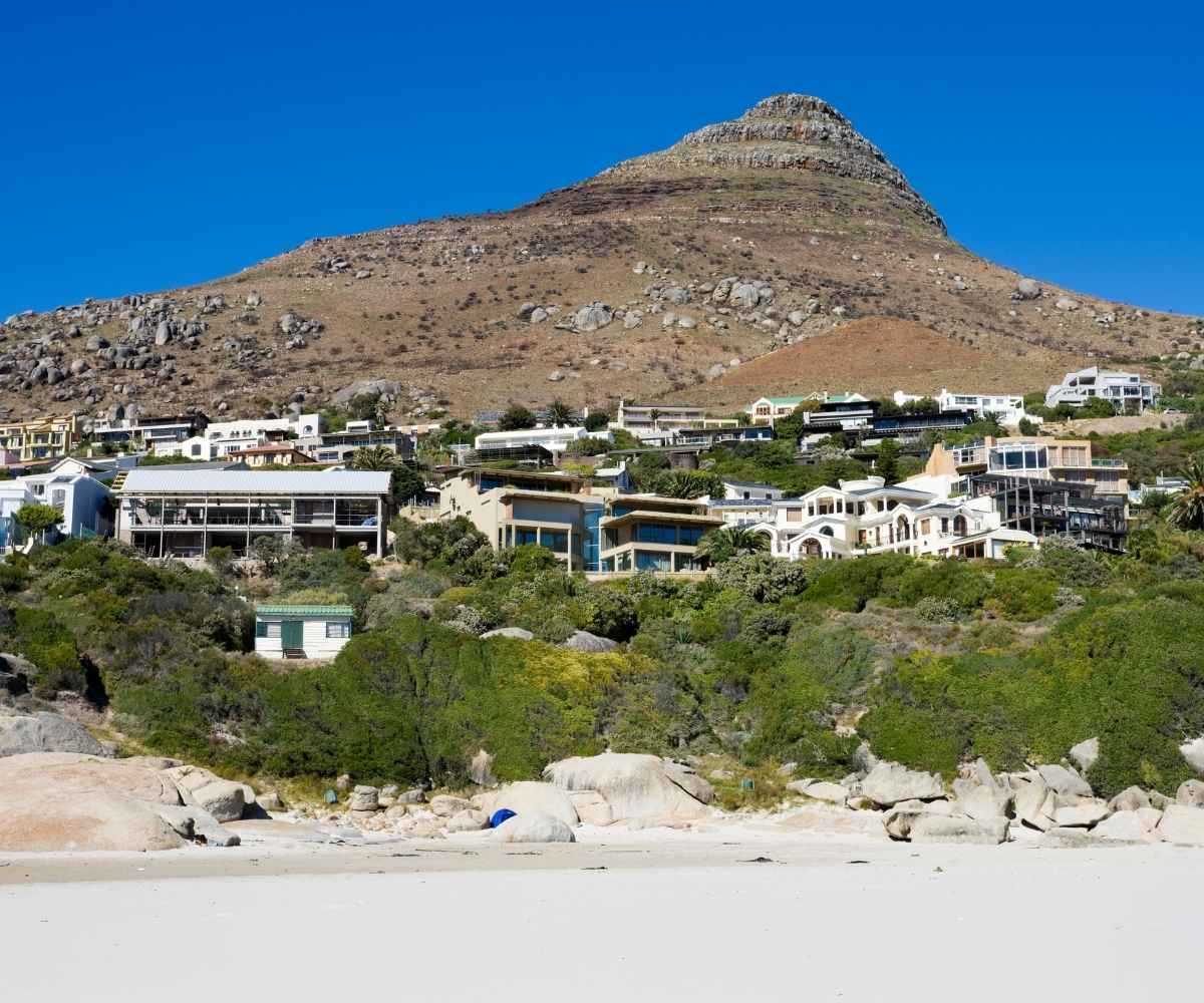 Plan your visit for early morning or after 18:00 during summer. You'll avoid the time restriction & have the beach largely to yourselves The path down from the parking area can be steep & uneven. Take it slowly with older dogs or those with mobility issues Bring everything you need. Llandudno has no facilities, shops, or cafés on site The waves at Llandudno can produce strong rip currents. Keep a close eye on your dog near the water, especially in bigger surf Pack a windbreaker for yourself. Cape Town's weather shifts quickly, & the Atlantic Seaboard can be blustery even on a sunny day
